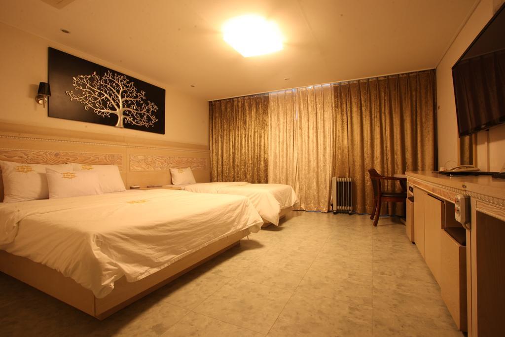 J-Top Hotel Siheung Ruang foto